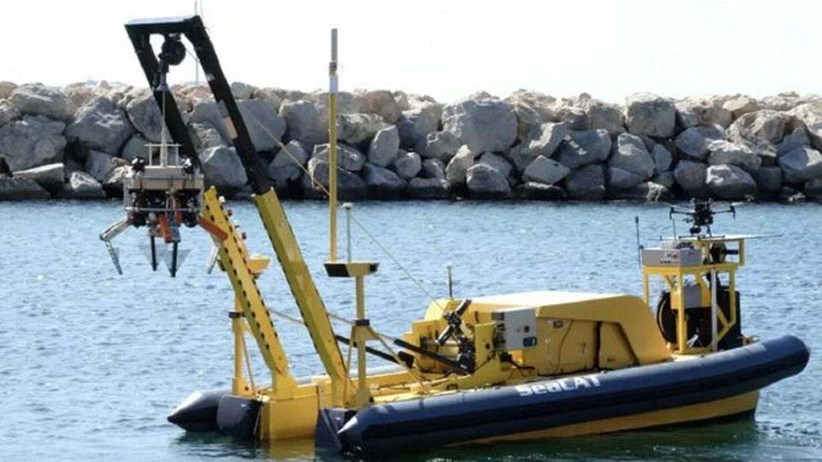 Una lancha preparada para lanzar el robot al mar.