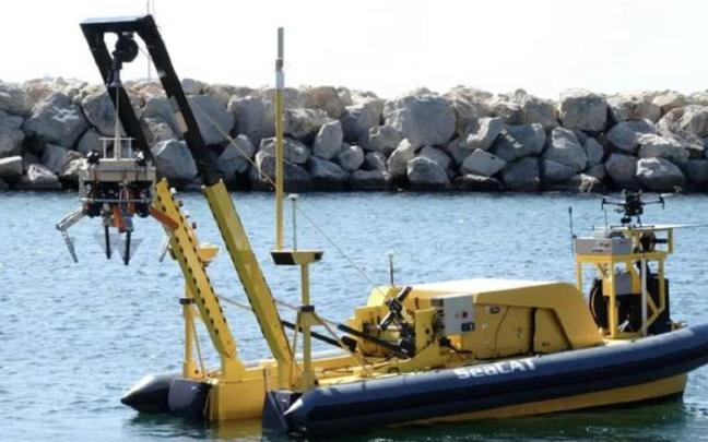 Una lancha preparada para lanzar el robot al mar.