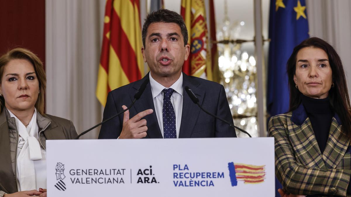 El presidente de la Generalitat valenciana, Carlos Mazón, acompañado de la consellera de Economía y Hacienda, Ruth Merino, y por la vicepresidenta de la Generalitat Valenciana, Susana Camarero