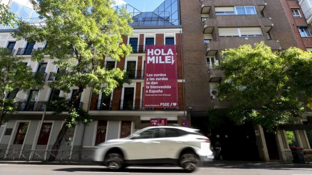 Lona desplegada en la ses del PSOE en Ferraz que reza "Hola, Milei. Los zurdos y las zurdas te dan la bienvenida a España, el país que más crece de Europa"