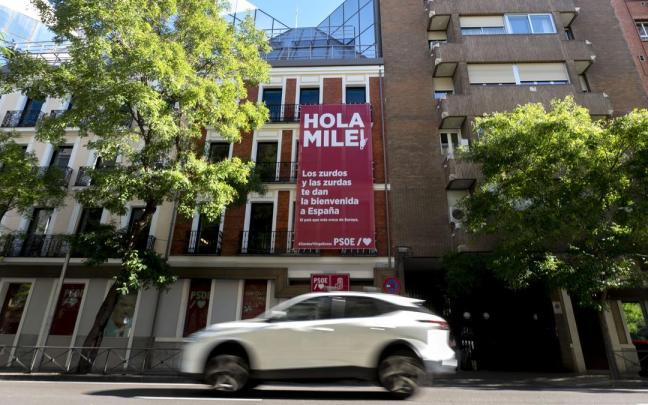 Lona desplegada en la ses del PSOE en Ferraz que reza "Hola, Milei. Los zurdos y las zurdas te dan la bienvenida a España, el país que más crece de Europa"
