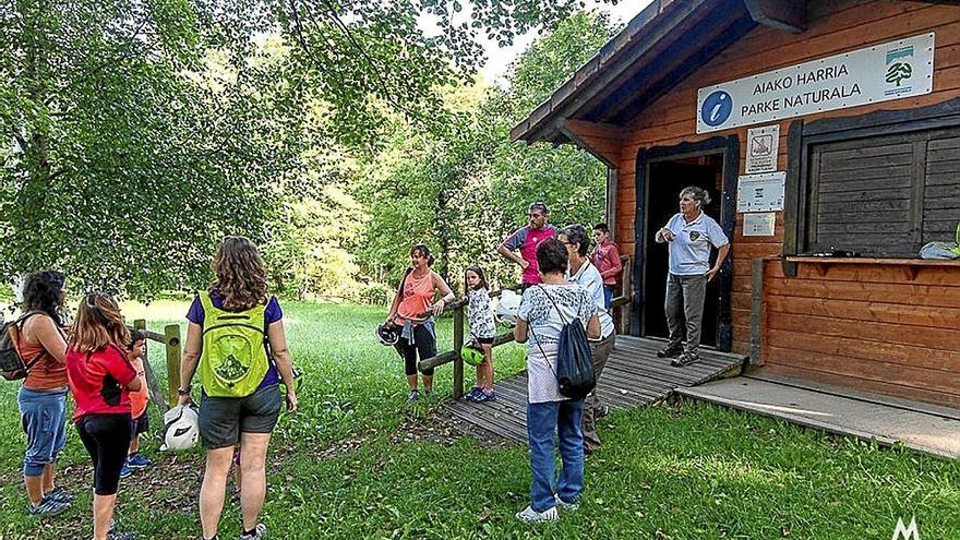Varias personas en el punto de información Listorreta-Barrengoloia.