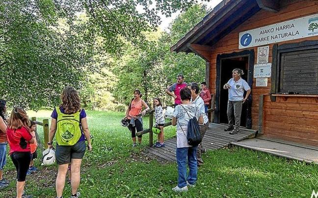 Varias personas en el punto de información Listorreta-Barrengoloia.