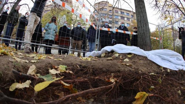 Imagen captada en noviembre de 2021 de los miembros de la anterior Comisión de Urbanismo del Ayuntamiento de Pamplona de visita en las catas de arbolado que se estaban haciendo en Sarasate para determinar una posible reurbanización del paseo.