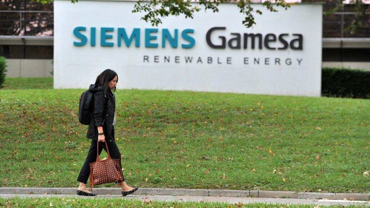 Una mujer pasa ante la sede de Siemens Gamesa, en el Parque Tecnológico de Bizkaia.