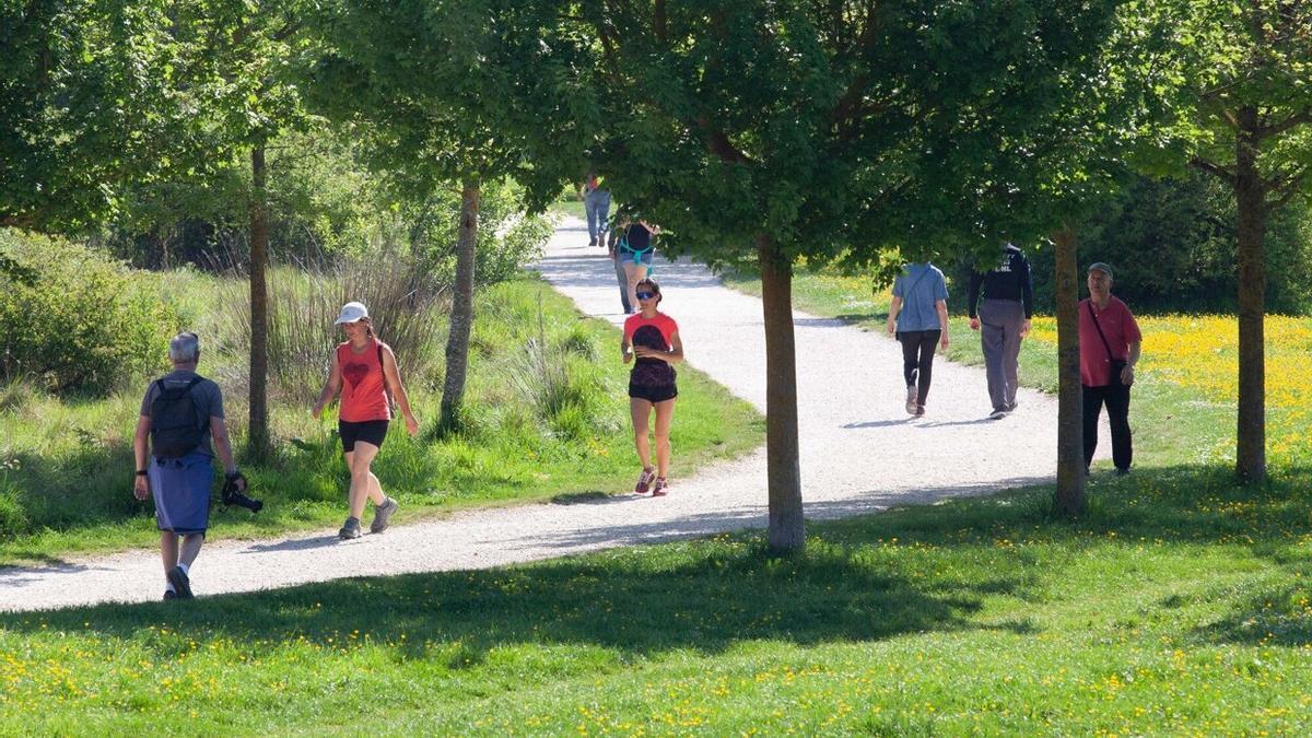 Personas paseando por el Anillo Verde de Vitoria