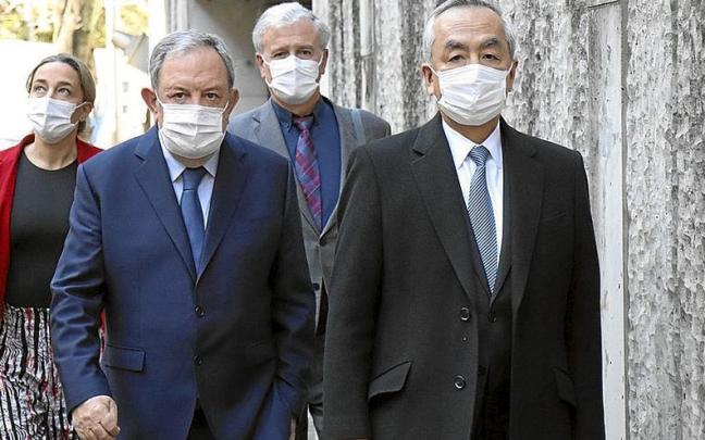 El consejero Azpiazu, junto a Kenji Hiramatsu, ayer en Tokio. | FOTO: N.G. El consejero Azpiazu, junto a Kenji Hiramatsu, ayer en Tokio. | FOTO: N.G.