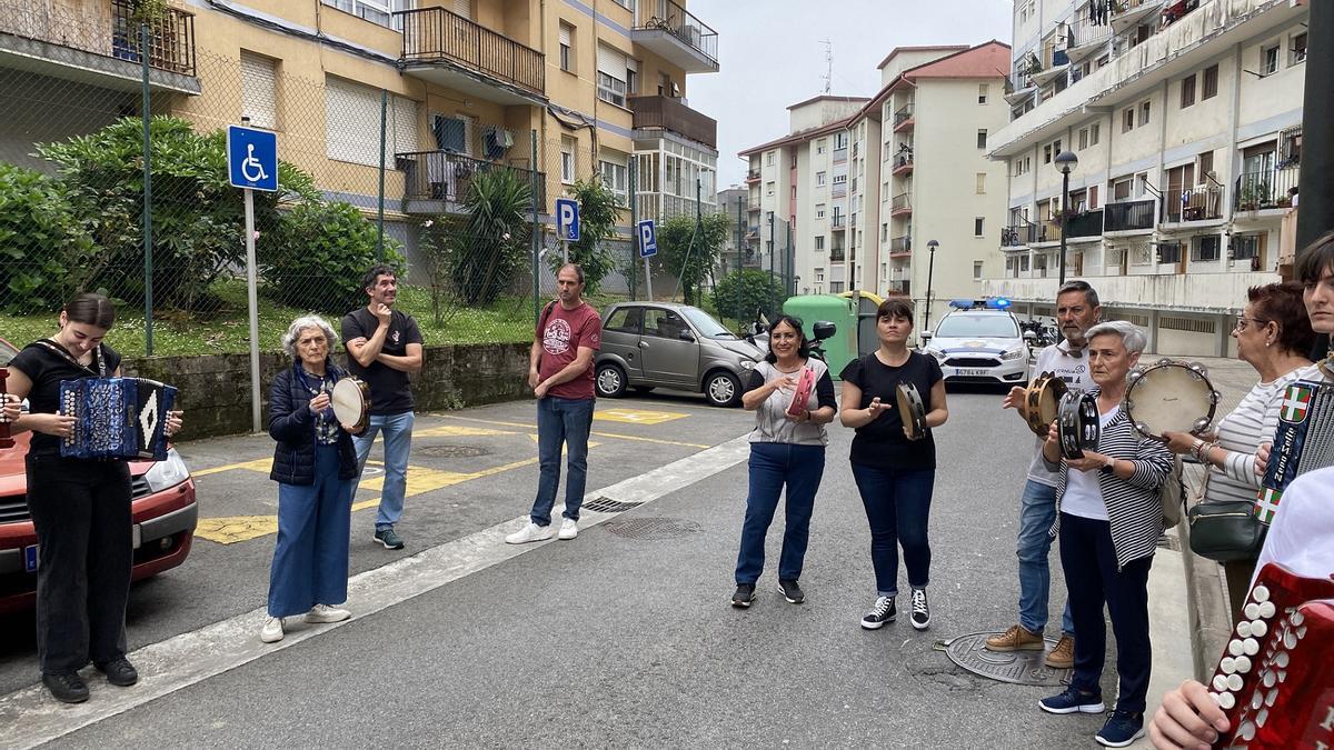 Kalejira de trikitixas y panderos