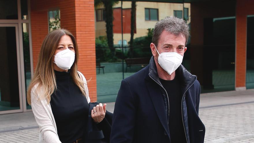 Pablo Motos y su mujer, Laura Llopis, en la despedida del actor Quique San Francisco, en 2021.
