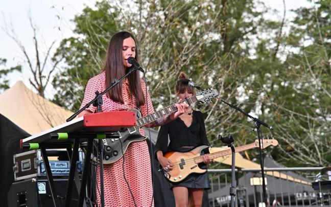 Sara Zozaya ofreciendo un concierto.