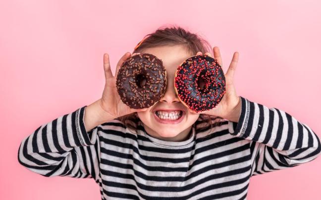 La OMS recomienda que los niños consuman un máximo de 25 gramos de azúcares añadidos al día. La OMS recomienda que los niños consuman un máximo de 25 gramos de azúcares añadidos al día.
