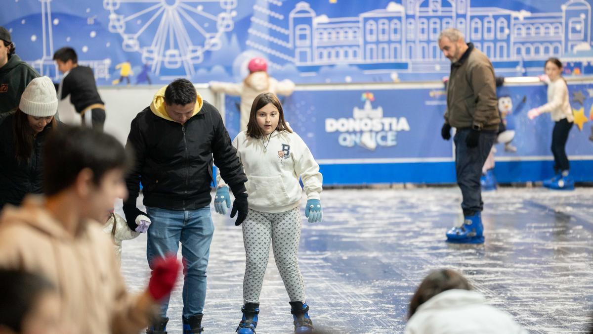 La diversión sobre patines es uno de los grandes atractivos de la programación que durante esta Navidad viste de color a la capital guipuzcoana.