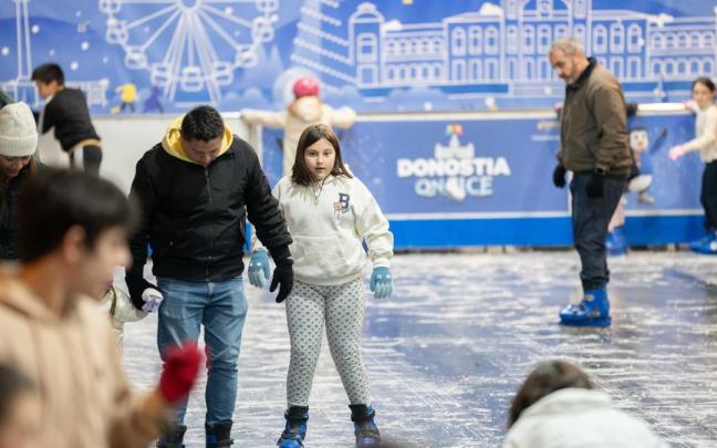 La diversión sobre patines es uno de los grandes atractivos de la programación que durante esta Navidad viste de color a la capital guipuzcoana.