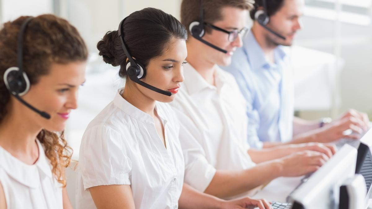 Teleoperadores desempeñan su trabajo en un 'call center'.