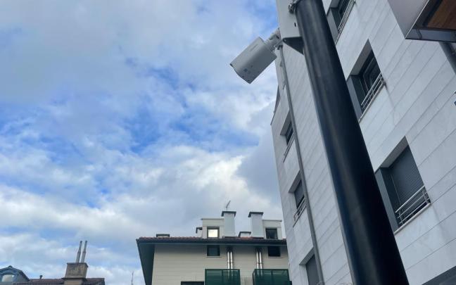 Una de las cámaras de vigilancia instalada en la plaza que se encuentra entre las calles Aldapeta y Pikoketa de Irun.