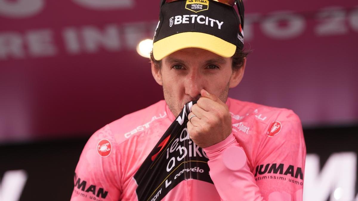 Simon Yates, de rosa.