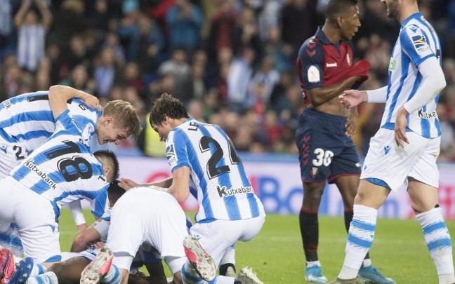 Los jugadores de la Real celebran el primer gol de Isak en la eliminatoria de 2020. / RUBEN PLAZA