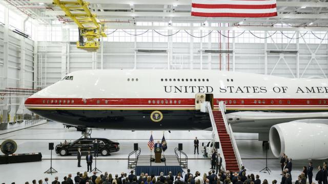 El presidente estadounidense, Donald Trump, junto al Air Force One.