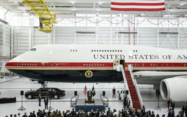 El presidente estadounidense, Donald Trump, junto al Air Force One.