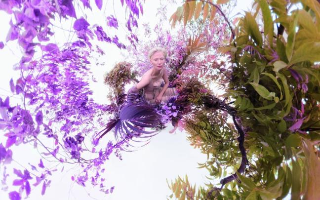 Tilda Swinton, uno de los conocidos rostros que aparecen en el calendario.