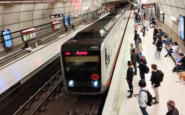 Varios pasajeros esperan la llegada de un convoy de Metro Bilbao