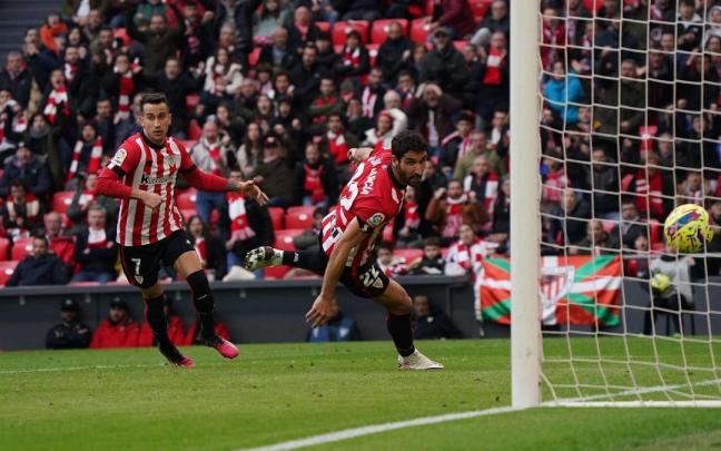 Instante en el que Raúl García, junto a Berenguer, otro de los navarros del Athletic, hace el segundo gol al Girona. Instante en el que Raúl García, junto a Berenguer, otro de los navarros del Athletic, hace el segundo gol al Girona.