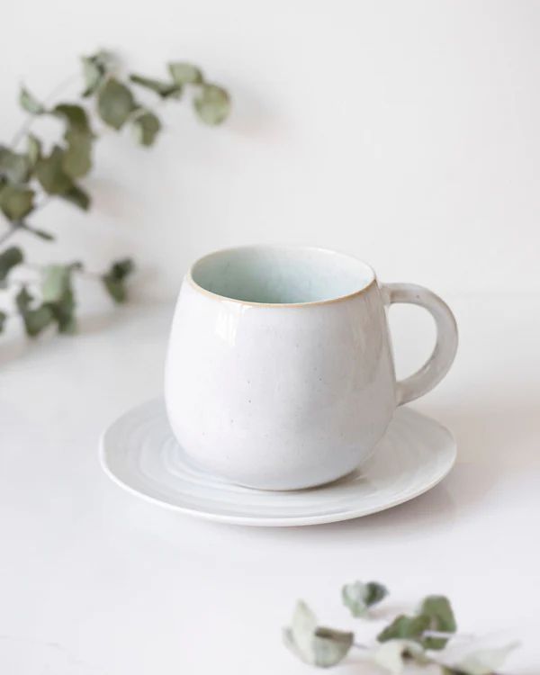 Elegante y distinguido juego de taza y platillo en gres fino.