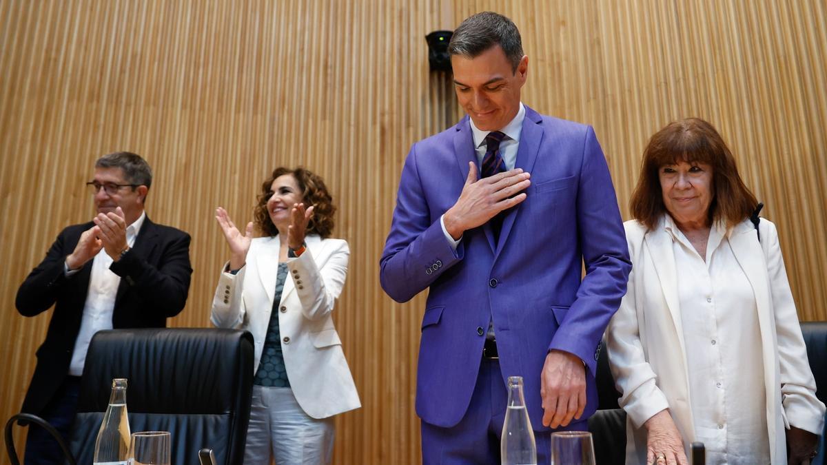 Pedro Sánchez, agradeciendo ayer los aplausos de los senadores y diputados del PSOE, junto a Cristina Narbona, Patxi López y María Jesús Montero.