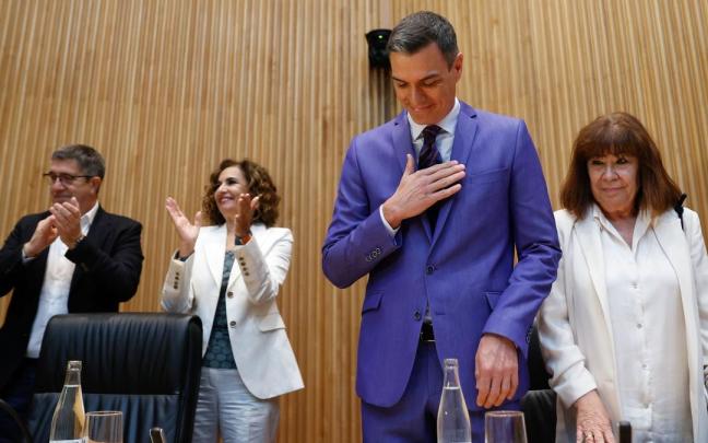 Pedro Sánchez, agradeciendo ayer los aplausos de los senadores y diputados del PSOE, junto a Cristina Narbona, Patxi López y María Jesús Montero.