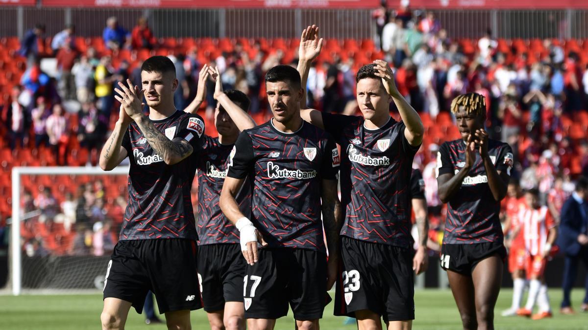 Los jugadores del Athletic, tras ganar al Almería, aplauden a los aficionados rojiblancos que asistieron al Power Horse Stadium.