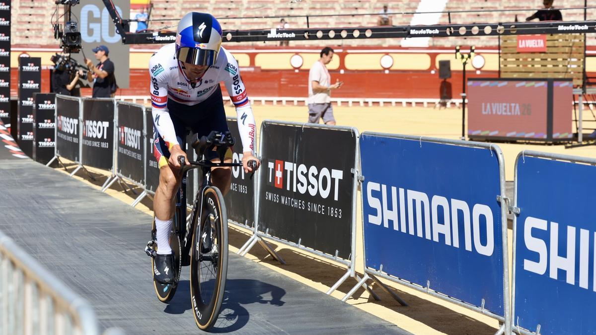Primoz Roglic, durante la salida de la crono.