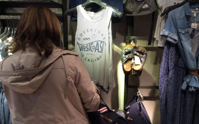 Una mujer, de compras en un comercio. / EUROPA PRESS Una mujer, de compras en un comercio.