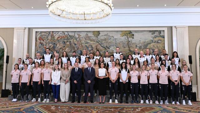 Foto de familia durante la audiencia a la Selección Absoluta de Fútbol Femenino participante en la EURO Femenina de la UEFA 2025