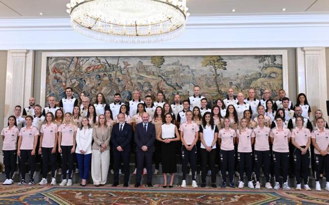 Foto de familia durante la audiencia a la Selección Absoluta de Fútbol Femenino participante en la EURO Femenina de la UEFA 2025