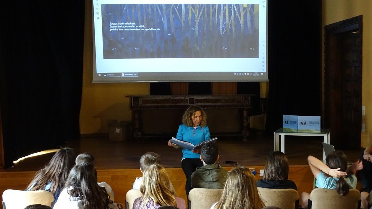 Presentación, en Ordizia, del libro 'Peribideko istorio ezkutuak'.