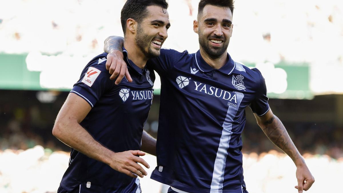 Brais Méndez celebrando el gol ante el Betis con Mikel Merino. / JULIO MUÑOZ / EFE