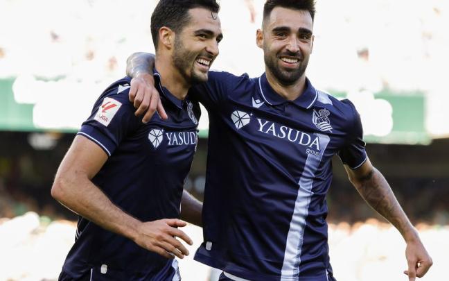 Brais Méndez celebrando el gol ante el Betis con Mikel Merino. / JULIO MUÑOZ / EFE