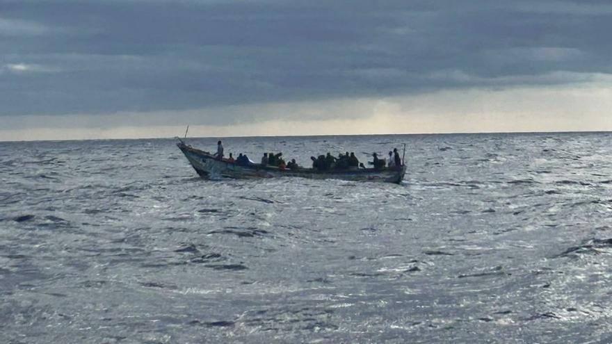 Salvamento Marítimo ha desembarcado en el puerto de La Restinga a 177 personas.