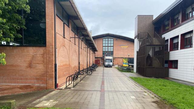 Exterior polideportivo Karela de Orio.