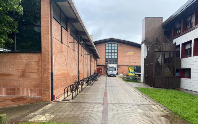 Exterior polideportivo Karela de Orio.