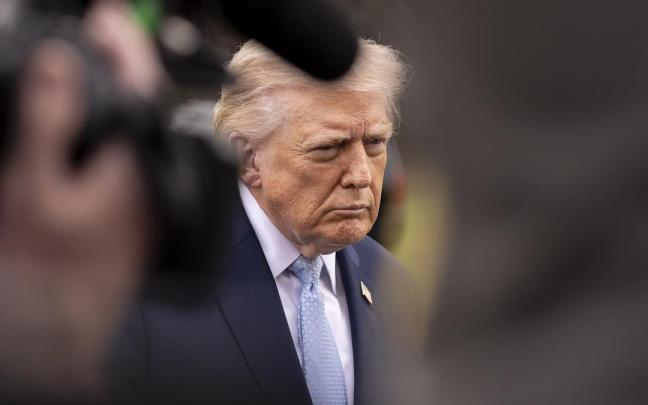 Donald Trump, captado entre medios de comunicación.