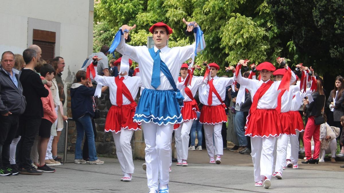 Las y los incansables nueve dantzaris, con Axier Uriarte como capitán, hace sonar las castañuelas en el inicio de la procesión de 2024.