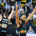 Adam Smith, que anotó 28 puntos, celebra la victoria del Surne Bilbao Basket.
