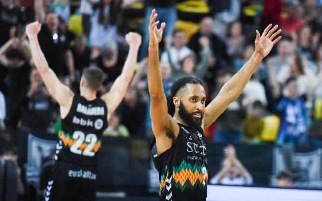 Adam Smith, que anotó 28 puntos, celebra la victoria del Surne Bilbao Basket. Adam Smith, que anotó 28 puntos, celebra la victoria del Surne Bilbao Basket.