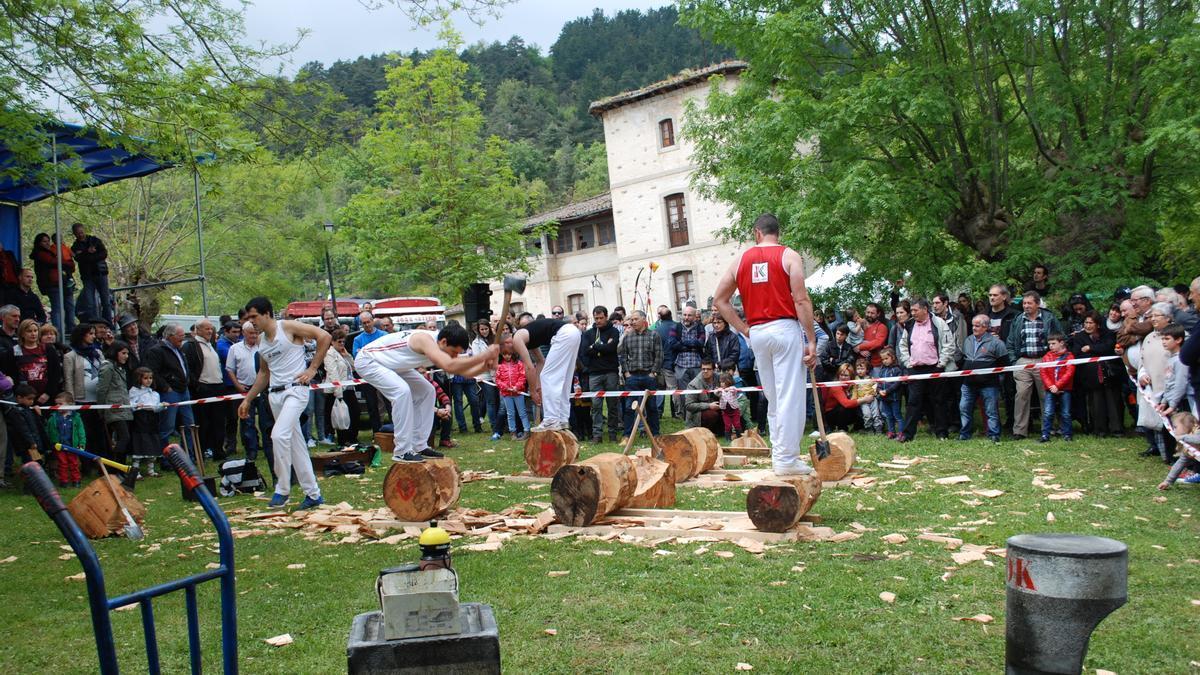 Exhibición de herri kirolak en una pasada edición de la feria de San Isidro en Respaldiza