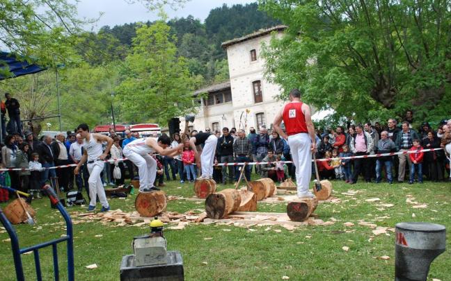 Exhibición de herri kirolak en una pasada edición de la feria de San Isidro en Respaldiza