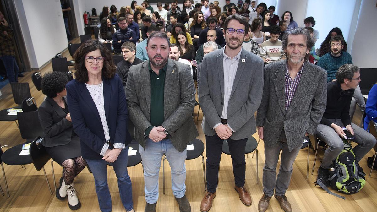 Apertura de las jornadas. De izda. a dcha., Begoña Pérez Eransus (vicerrectora de la UPNA), Unai Hualde Iglesias (presidente del Parlamento), Carlos Amatriain Busto (director INJ) y José María Sánchez Prieto (director de I-COMMUNI