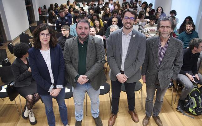 Apertura de las jornadas. De izda. a dcha., Begoña Pérez Eransus (vicerrectora de la UPNA), Unai Hualde Iglesias (presidente del Parlamento), Carlos Amatriain Busto (director INJ) y José María Sánchez Prieto (director de I-COMMUNI
