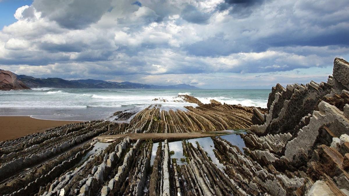 Playa de Itzurun, en Zumaia, donde el 'flysch' comienza a mostrar todos su esplendor.