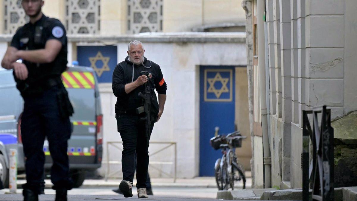 El dispositivo policial que investigó el incendio en la sinagoga del sur de Francia